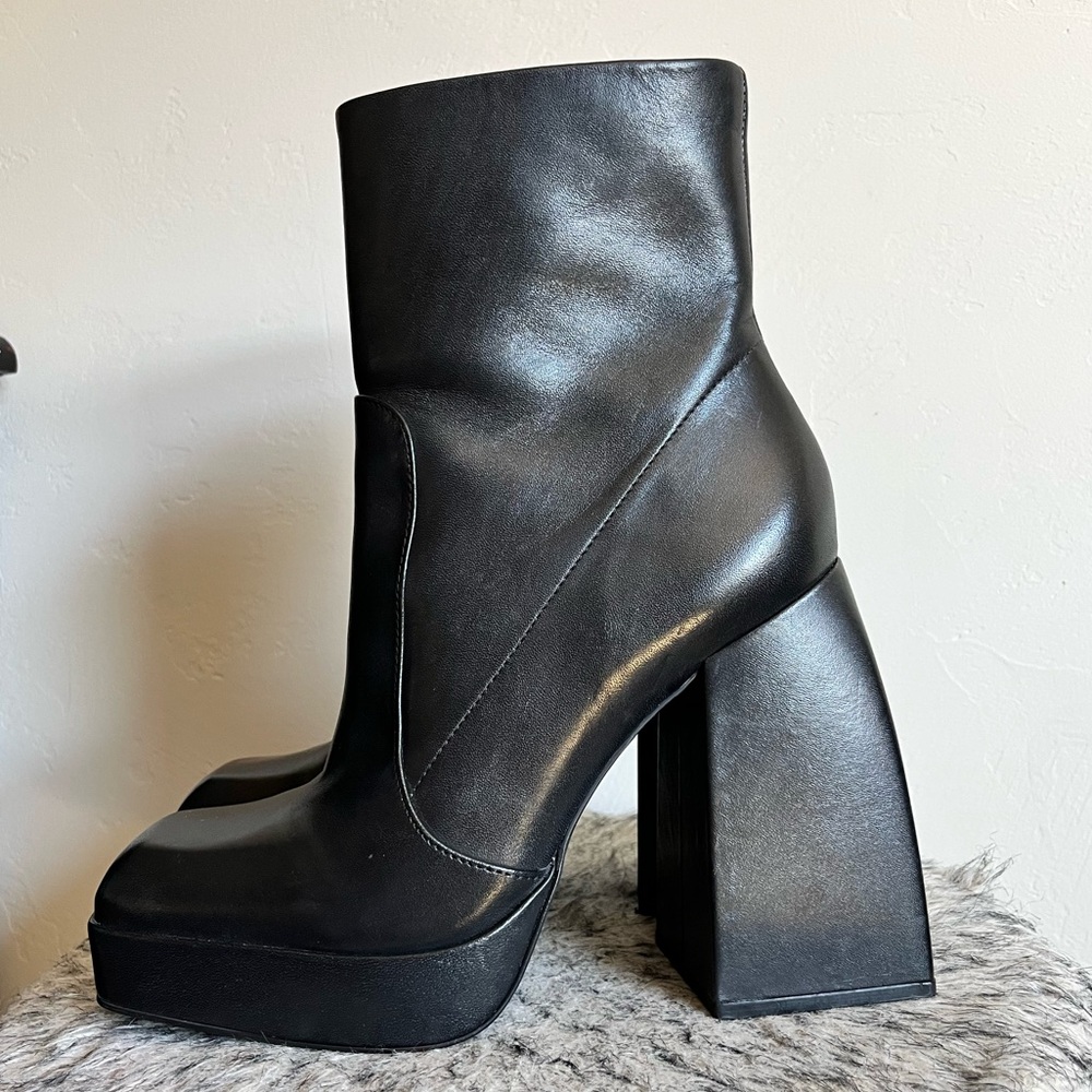 Steve Madden “Trina” ankle boot size 9